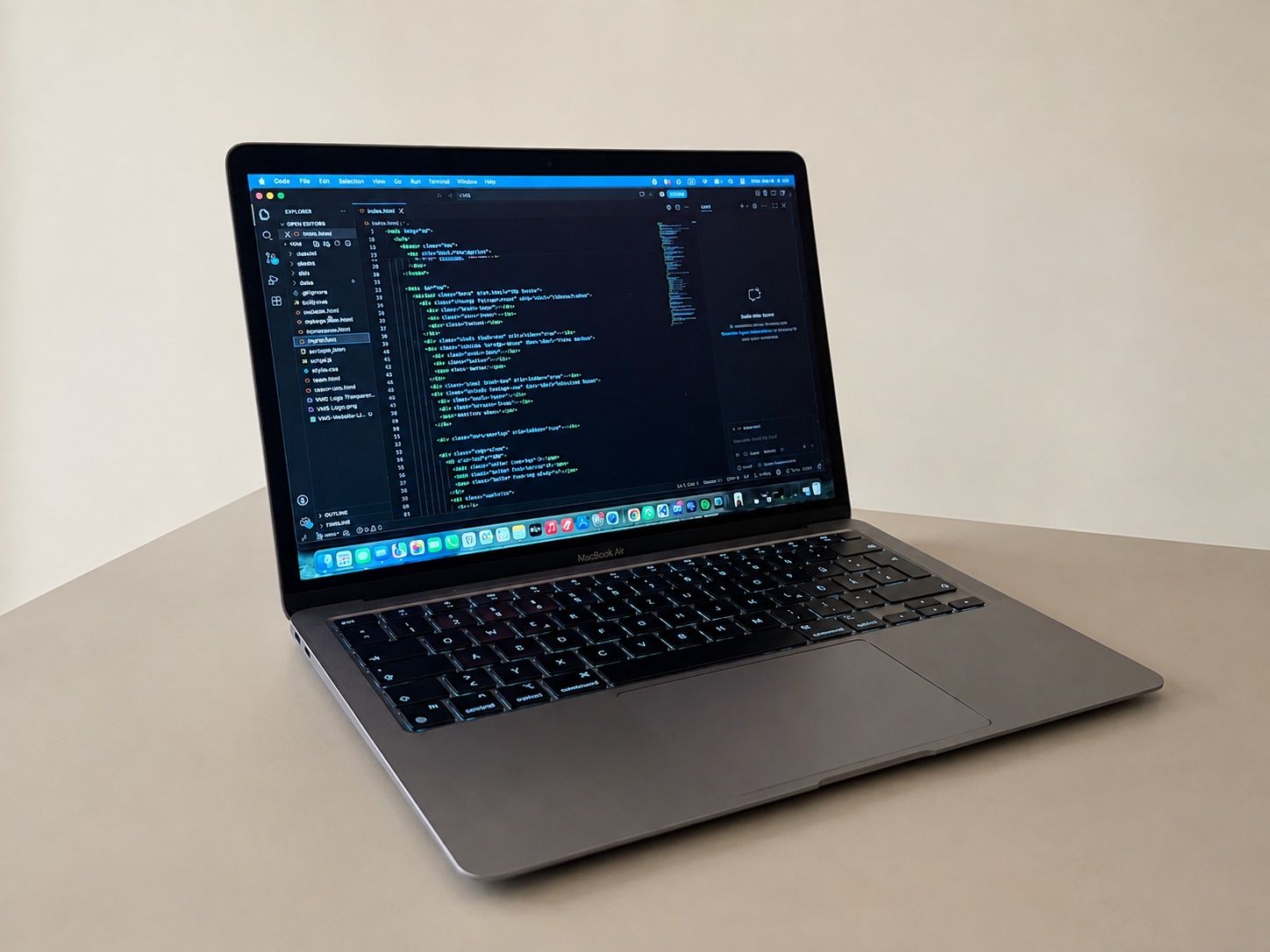 Laptop mit Code eines Web-Projekts