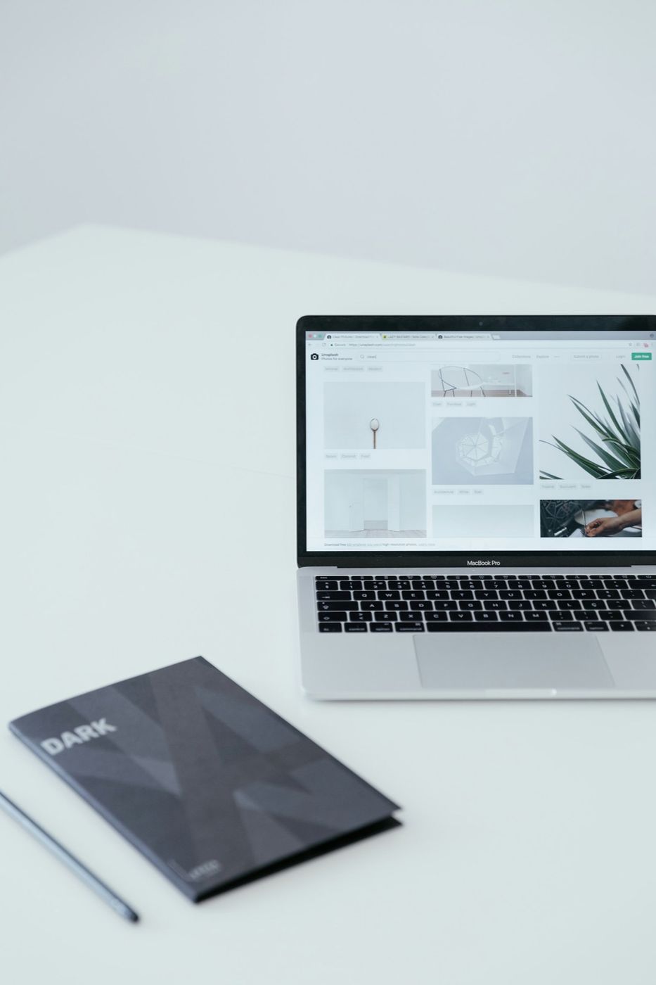 Laptop mit Website-Entwurf auf einem Schreibtisch
